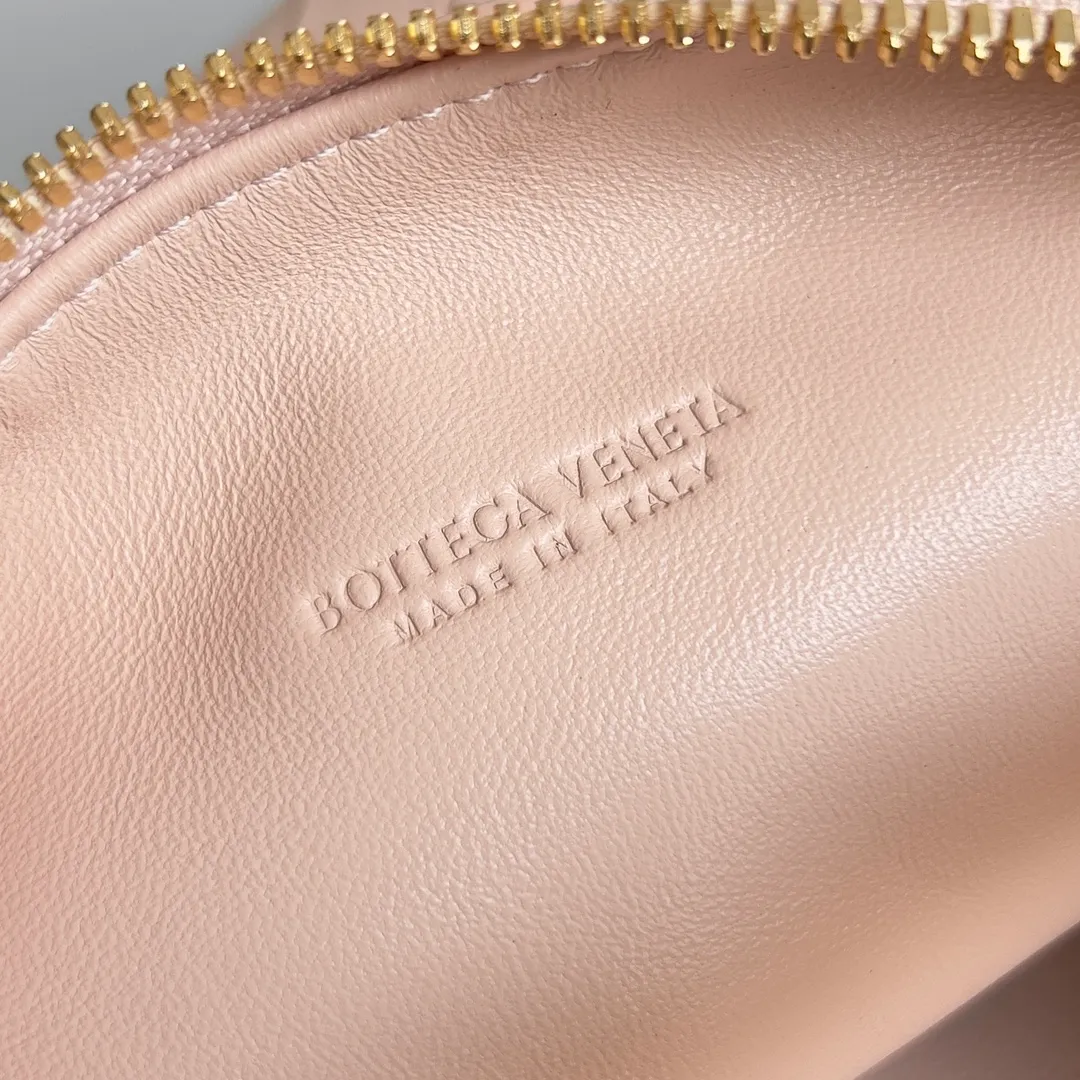Batch 1360 It is predicted that BV Bottega’s lunch bag will be popular again this year. The entire bag is made of top nappa lambskin, which is very soft and lightweight. It also uses the intrecciato weaving process that the two founders spent several months developing from the beginning of the brand. It is completely hand-woven by Italian craftsmen. It perfectly reflects the craftsmanship of Bottega. The entire bag shape is also a very practical and popular lunch box bag type. The slightly curved arc of the bag mouth can also better fit our wrists. Style number: 754443 Size: 22*13*9